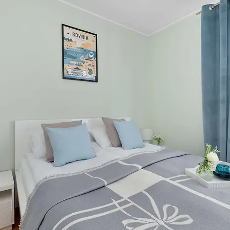 Apartament Jasnozielony Apartament z Klimatyzacją i Biurkiem by Noclegi Renters