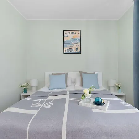 Apartament Jasnozielony Apartament z Klimatyzacją i Biurkiem by Noclegi Renters