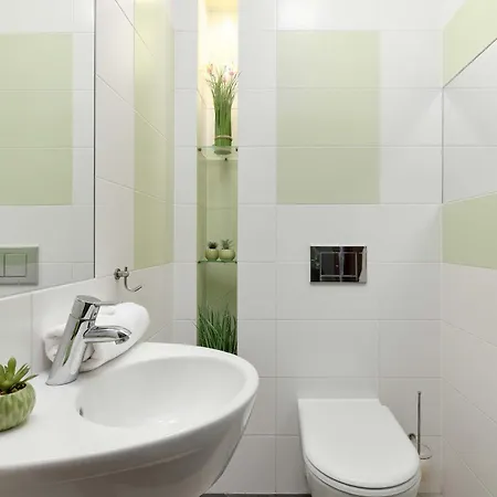 Jasnozielony Apartament z Klimatyzacją i Biurkiem by Noclegi Renters Apartament