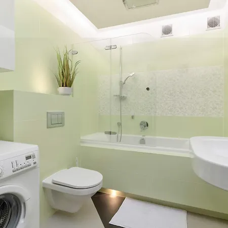 Jasnozielony Apartament z Klimatyzacją i Biurkiem by Noclegi Renters Apartament *