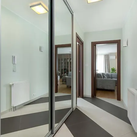 Jasnozielony Apartament z Klimatyzacją i Biurkiem by Noclegi Renters Apartament Gdynia