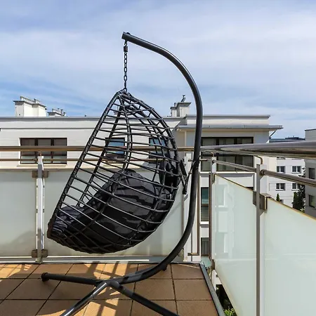 Jasnozielony Apartament z Klimatyzacją i Biurkiem by Noclegi Renters Apartament Gdynia