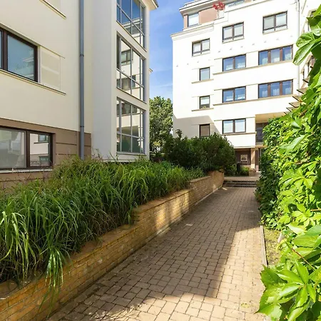 Jasnozielony Apartament z Klimatyzacją i Biurkiem by Noclegi Renters Apartament Gdynia